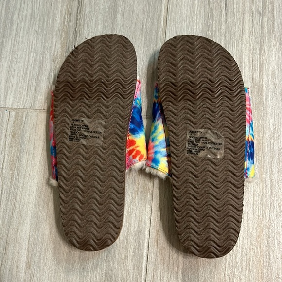 Steve Madden Kids Tie Dye Rainbow Faux Fur Buckle Sandals Size: 5 - Picture 2 of 4